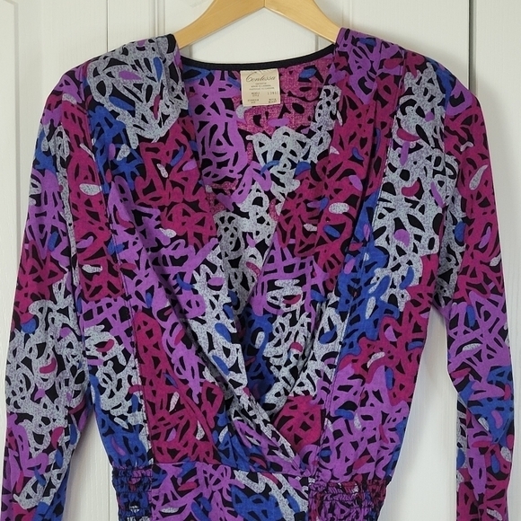 VINTAGE Abstract Pattern Wrap Top - Picture 9 of 10